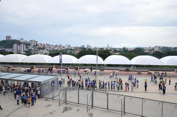 Crianas fazem a festa na esplanada Sul do Mineiro no aniversrio de 10 anos do Raposo; muitos brinquedos foram montados no local e houve at apresentao circense e de mgico