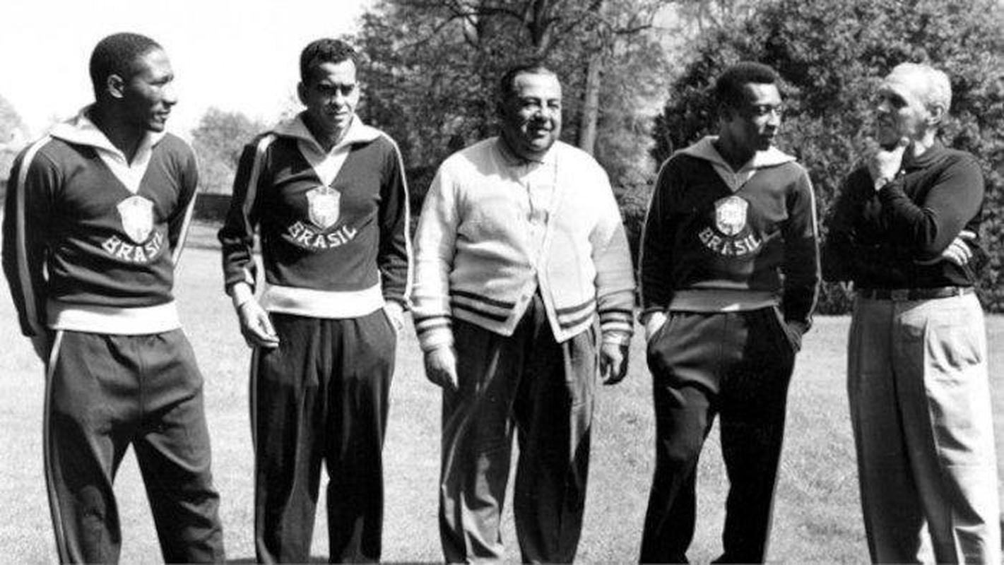 Vicente Feola (no centro da foto), tcnico da Seleo Brasileira na Copa do mundo de 1958 e 1966