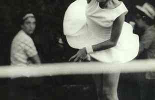 Maria Esther Bueno, lenda do tênis brasileiro, que faleceu nesta sexta-feira. Na imagem, a brasileira na conquista de simples, em Wimbledon, em 1959
