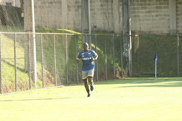 Atacante Sass trabalhou com elenco do Cruzeiro nesta tera-feira e foi apresentado como reforo
