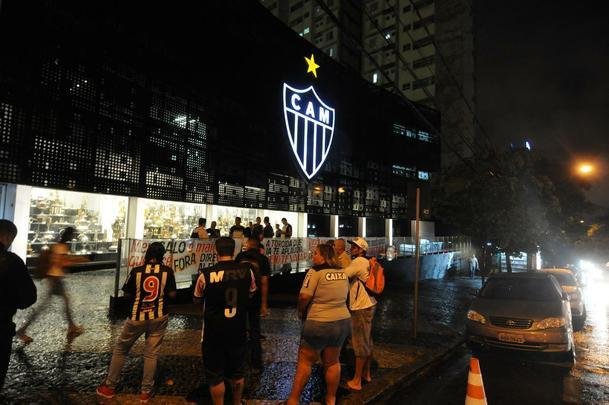 Torcedores do Atltico protestaram contra jogadores, Sette Cmara e Gallo