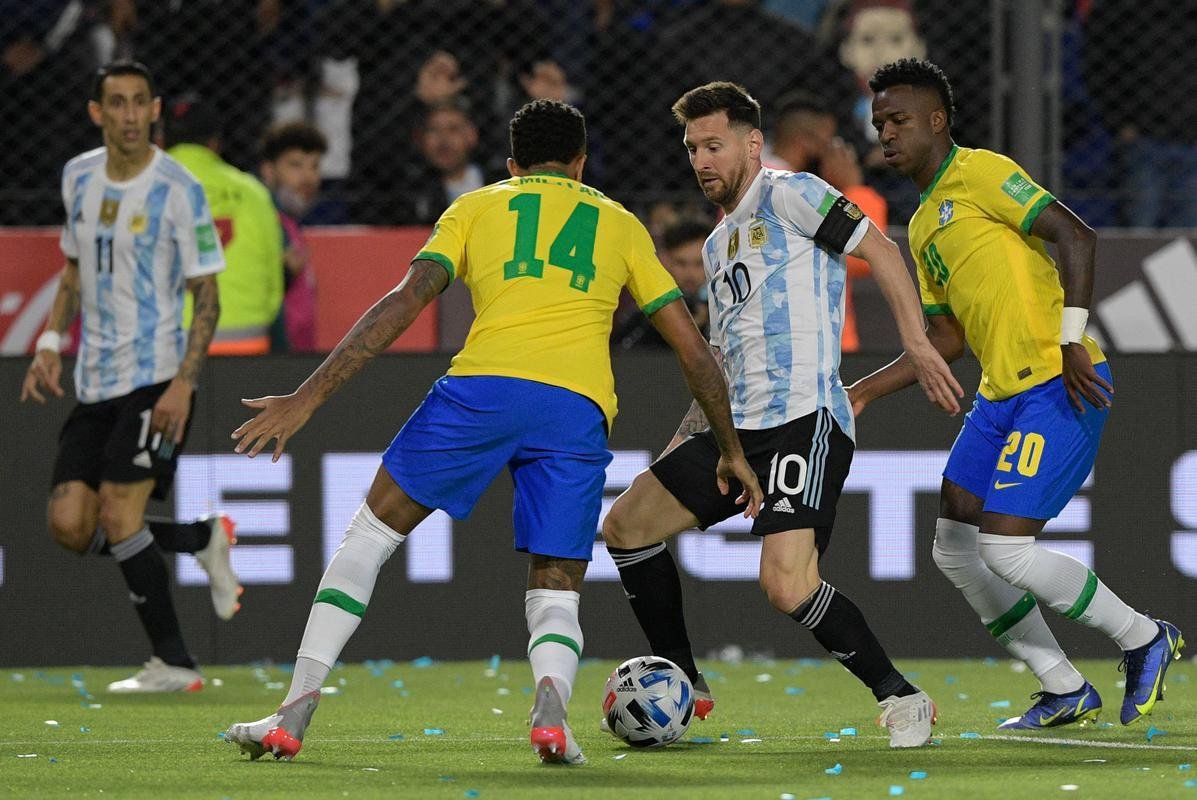 Sem Neymar, Brasil encarou a Argentina em clssico agitado pelas Eliminatrias