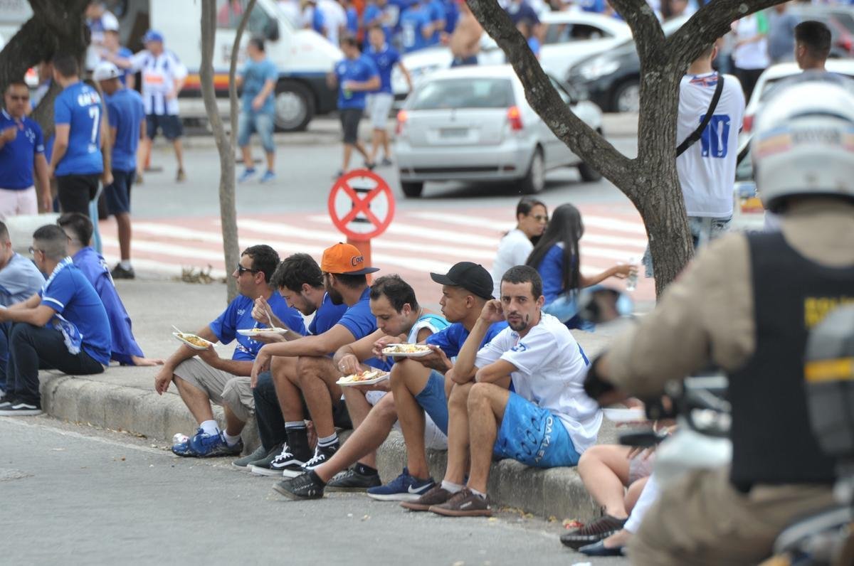Fotos da torcida do Cruzeiro no primeiro clssico da final do Mineiro, contra o Atltico, no Mineiro