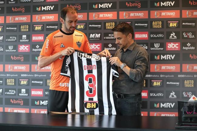 Nesta sexta-feira (21), o experiente zagueiro uruguaio Diego Godn, de 35 anos, foi oficialmente apresentado como reforo do Atltico para 2022. Na Cidade do Galo, em Vespasiano, o atleta concedeu entrevista coletiva para jornalistas e projetou mais um ano vitorioso para o clube mineiro.