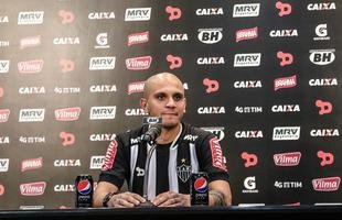 F�bio Santos - O lateral-esquerdo de 34 anos defendeu o clube celeste por empr�stimo do S�o Paulo, em 2007, e disputou apenas seis partidas. Depois de passar por Monaco-FRA, Santos, Gr�mio, Corinthians e Cruz Azul-MEX, foi contratado pelo Atl�tico, em 2016. Pouco depois que chegou, assumiu a titularidade e foi campe�o mineiro meses depois. Da� em diante, seguiu no time, mas passou a ser criticado por torcedores. Com a camisa alvinegra, fez 216 jogos e marcou 20 gols.