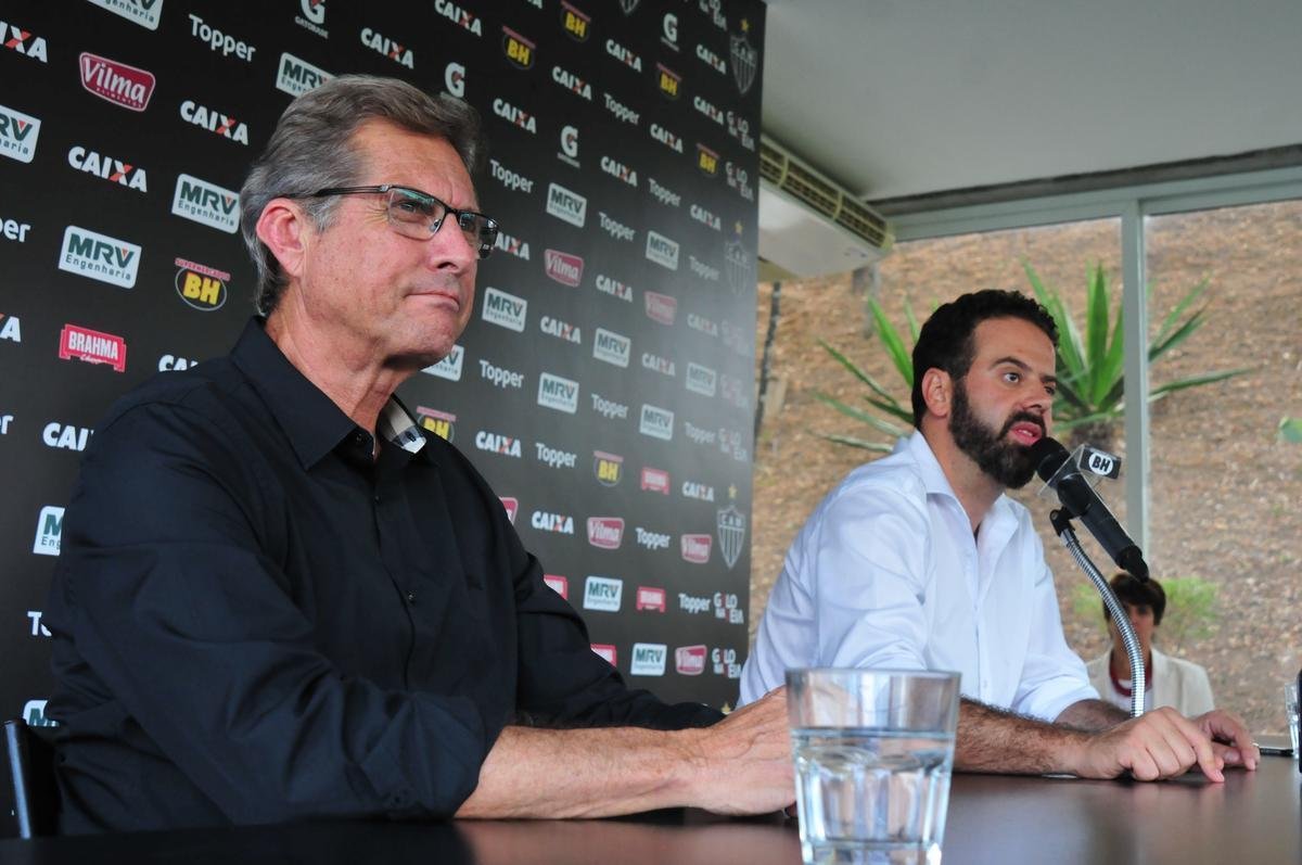 O tcnico Oswaldo de Oliveira foi apresentado na tarde desta tera-feira e, em seguida, comandou treino na Cidade do Galo