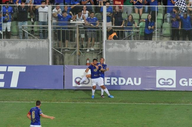 Depois de muito insistir, Cruzeiro abriu o placar com latera-esquerdo Matheus, em cobrana de falta: 1 a 0