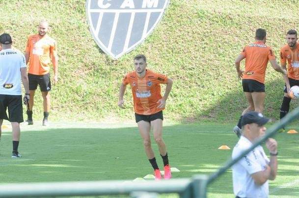 Treino do Atltico nesta segunda-feira, na Cidade do Galo, contou com a volta do meia  Juan Cazares. Direo no chegou a acordo para vend-lo a clube saudita. Tcnico Rafael Dudamel relacionou 23 jogadores para a viagem a Santa Fe, local da estreia na Sul-Americana, quinta-feira, contra o Unin-ARG. Jogador equatoriano ficou fora da lista.