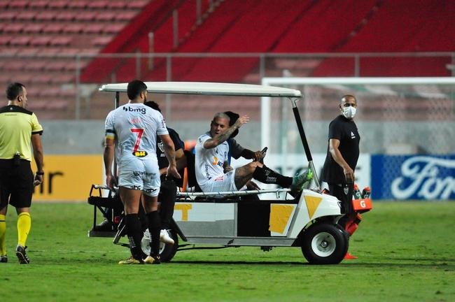Momento em que Vargas, do Atltico, deixou o clssico com o Amrica, pela Libertadores, com contuso muscular