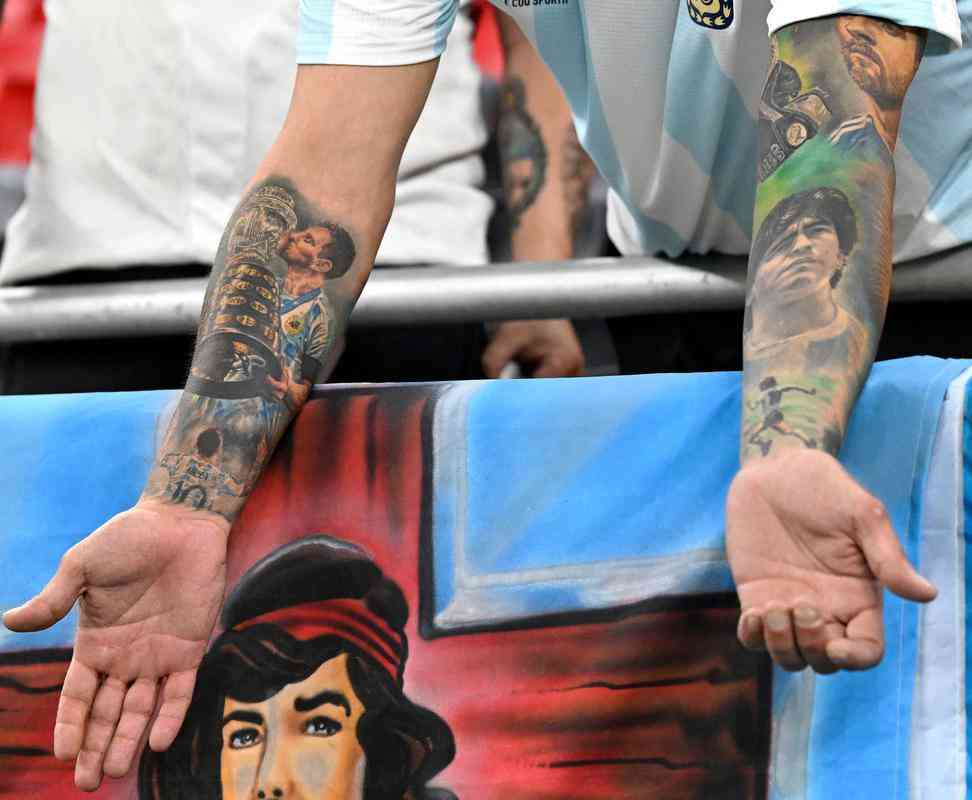 Torcedores de Argentina e Austrlia, que se enfrentaram pelas oitavas de final da Copa do Mundo