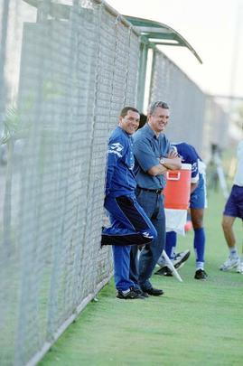 O técnico de futebol do Cruzeiro, Vanderlei Luxemburgo, e o diretor de futebol do time, Eduardo Maluf, durante treino na Toca da Raposa II, em Belo Horizonte