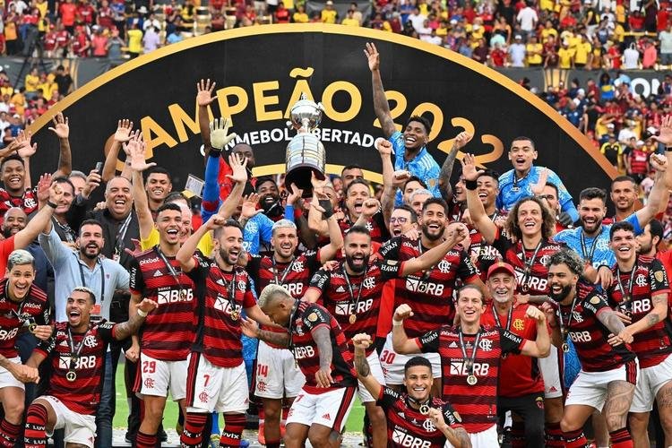Flamengo ergue a taa de tricampeo da Copa Libertadores. Na final, venceu o Athletico por 1 a 0, em Guayaquil, com gol de Gabigol