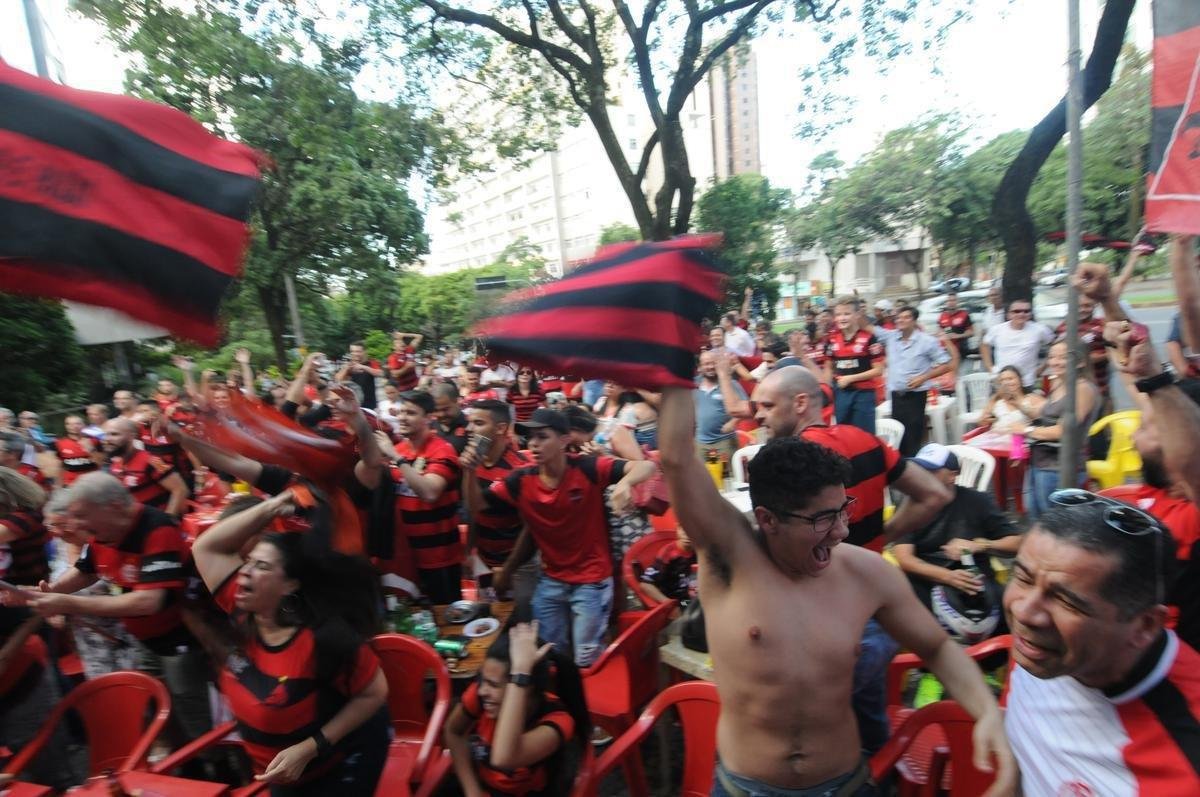 Torcedores do Flamengo se reuniram em bar na Avenida Afonso Pena, em Belo Horizonte, e vibraram com a vitria de virada sobre o Al-Hilal, por 3 a 1, na semifinal do Mundial de Clubes, no Catar. Gols foram de Arrascaeta, Bruno Henrique e Al-Bulayhi, contra. Com triunfo, time carioca jogar a deciso no sbado diante do vencedor da outra semifinal, a ser disputada entre Monterrey e Liverpool.