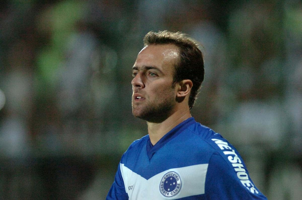 Jogador de alto nvel tcnico, Roger foi um dos grandes meias a vestir a camisa do Cruzeiro. Ele disputou 99 partidas com a camisa azul e marcou 12 gols. Sua estreia foi contra o Atltico, na vitria por 3 a 1, no Mineiro. Pelo clube celeste, o jogador conquistou o ttulo mineiro de 2011 e se destacou no clssico histrico contra o Galo, vencido por 6 a 1, na ltima rodada do Brasileiro do ano passado.
