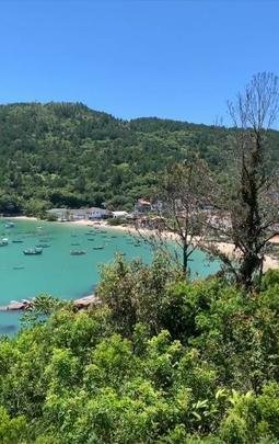 Fred curte primeiros dias de férias ao lado da esposa em um resort no litoral de Santa Catarina