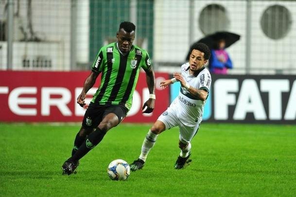 Equipes se enfrentaram nesta segunda-feira, s 20h, pela sexta rodada da Srie B do Brasileiro