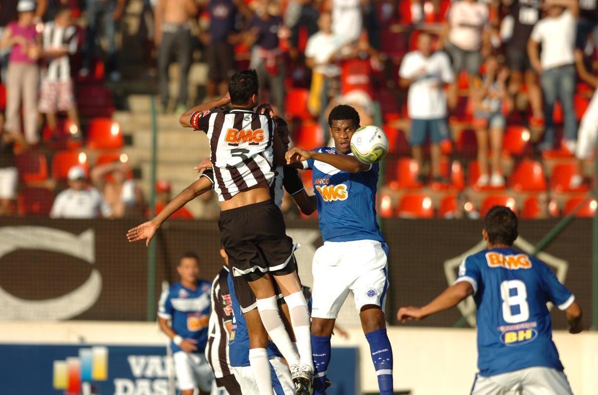 9 - J consolidado como capito, Rver perdeu a chance de conquistar o primeiro ttulo com camisa do Atltico em maio de 2011. O time alvinegro foi batido pelo Cruzeiro na final do Campeonato Mineiro daquela temporada. 'Campeonato novo, vida nova', disse, ao mirar o Brasileiro.