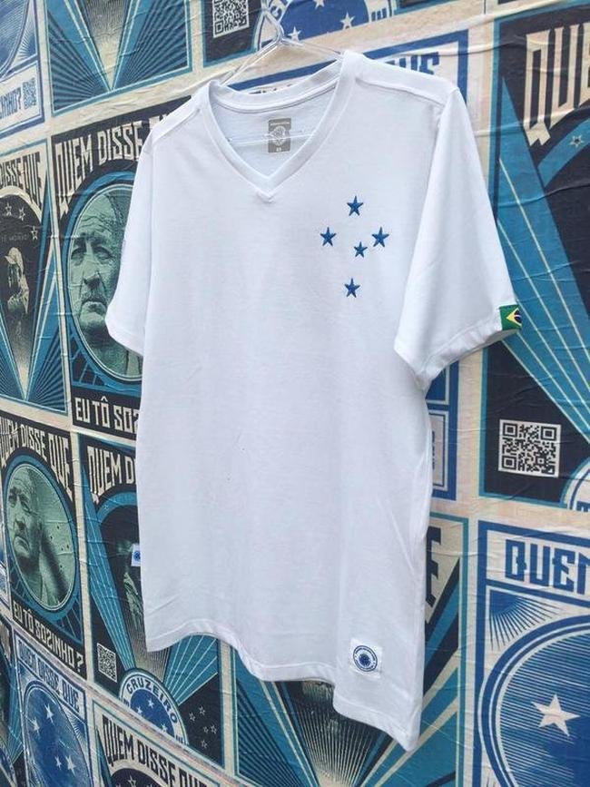 Camisas comemorativas lanadas por marca licenciada pelo Cruzeiro