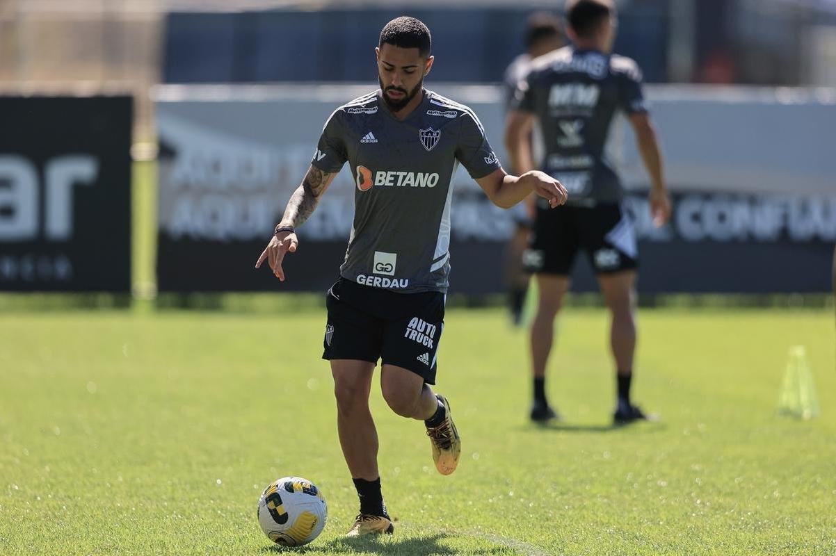 Nesta quinta-feira (28), o Atltico realizou o terceiro treino na Cidade do Galo aps o retorno de Cuca. Durante a atividade, o treinador conversou com o presidente do clube, Srgio Coelho.