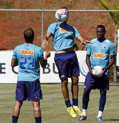 Cruzeiro se reapresentou nesta tera-feira na Toca da Raposa II e iniciou a preparao para a deciso do Mineiro, no prximo domingo, no Mineiro; tcnico Marcelo Oliveira conversou muito com os atletas, falou dos erros na derrota por 3 a 0 para o Atltico, no jogo de ida, e deu sequncia ao trabalho