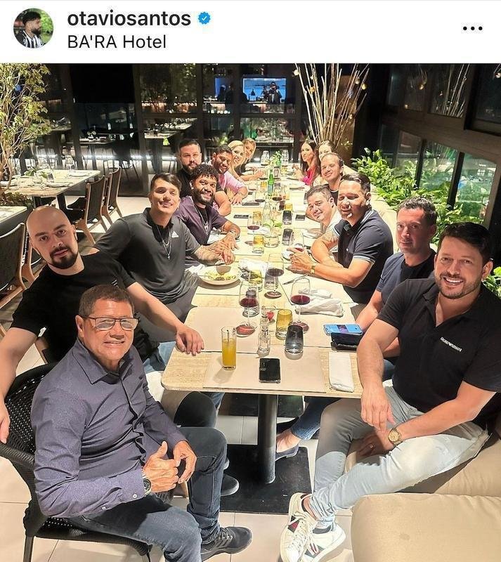 Otvio e Hulk com familiares e amigos no BA'RA Hotel, empreendimento luxuoso do camisa 7 do Galo em Joo Pessoa.