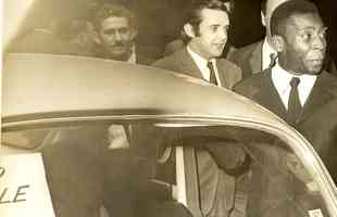  30/08/1970 -  Jogadores da Seleo Brasileira recebem Volkswagen Fusca como prmio pela conquista da Copa do Mundo de 1970. Na foto, Pel