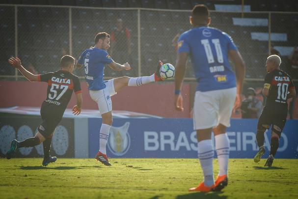 Cruzeiro empatou com Vitória no Barradão, em Salvador, por 1 a 1, pela 17ª rodada do Brasileiro