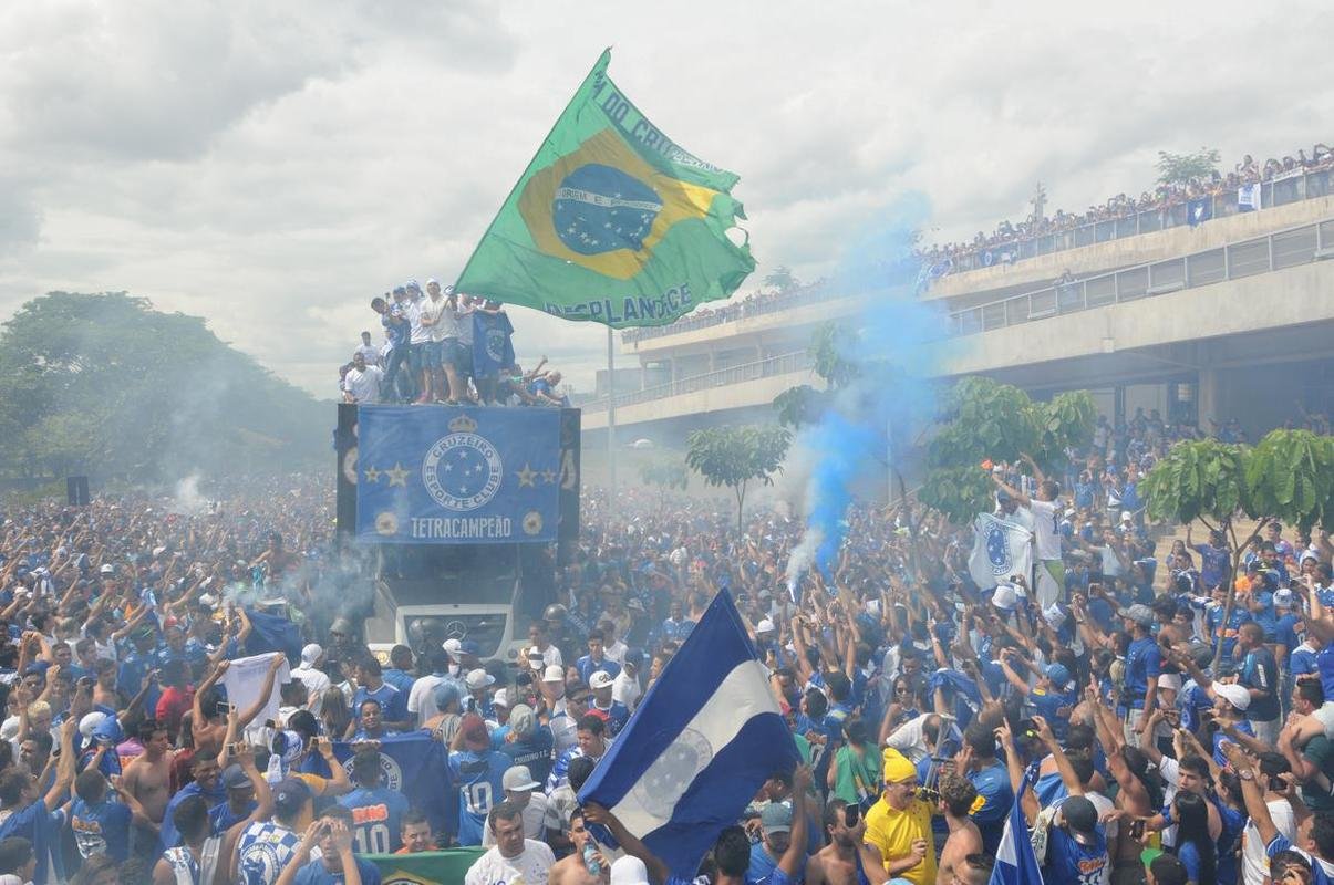Antes do jogo com o Fluminense, em 7 de dezembro de 2014, jogadores do Cruzeiro desfilaram em carro aberto entre a Toca da Raposa II e o Mineiro, onde receberiam a taa de tetracampeo brasileiro. Uma multido azul tomou conta da Pampulha e festejou o quarto ttulo da Srie A. No jogo das faixas, a Raposa venceu o Tricolor por 2 a 1.