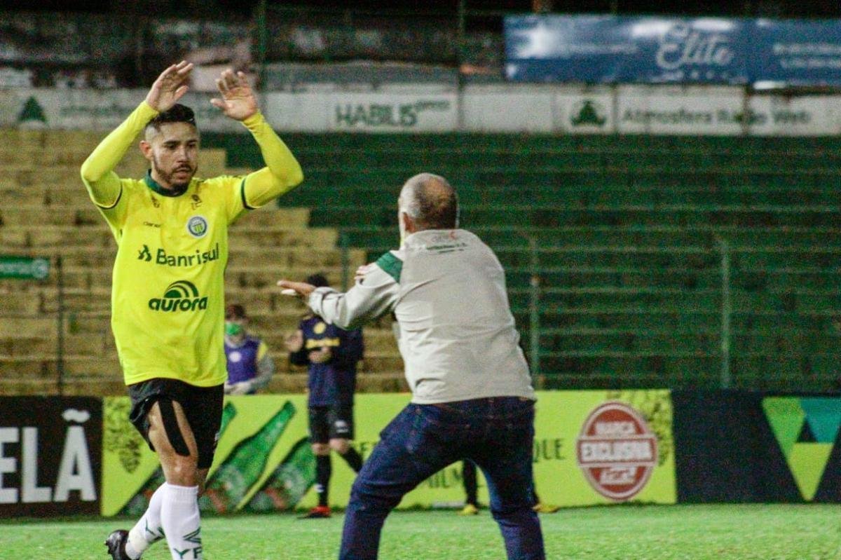 #32 - Neto Pessoa (Ypiranga) - 13 gols em 27 jogos - mdia de 0,48 por jogo