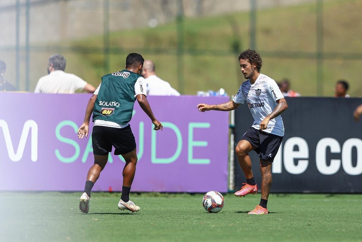 Fotos do coletivo entre profissionais e sub-20 do Atltico