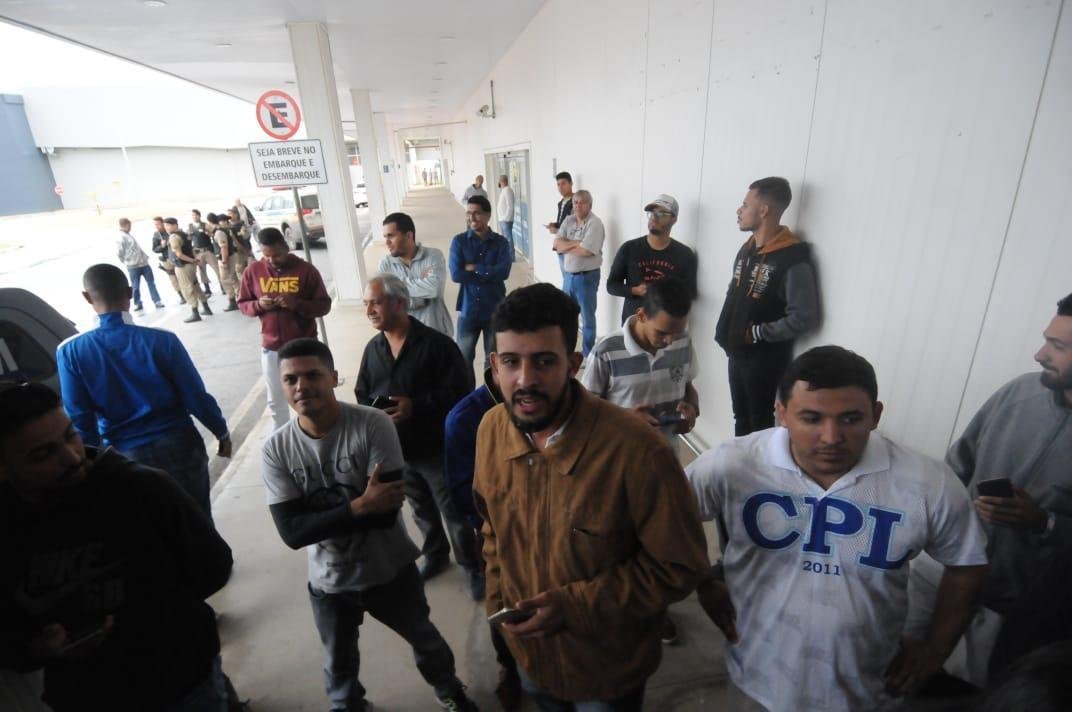 No desembarque do Cruzeiro em Confins, aps o jogo contra o Cear, tcnico Rogrio Ceni foi ovacionado por torcedores presentes no aeroporto. J o meia Thiago Neves, apontado como piv do atrito com o tcnico, foi criticado. Assim como treinador, goleiro Fbio foi ovacionado pelos cruzeirenses na chegada.