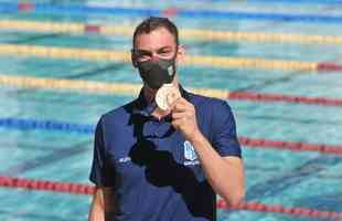 Medalha de bronze nos 200m livre, em Tquio, nadador Fernando Scheffer se reapresenta ao Minas Tnis Clube, em BH, e  festejado por funcionrios, diretoria e fs
