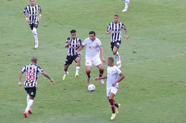 Ainda no primeiro tempo, o Atltico empatou em cobrana de pnalti de Hulk aps reviso do VAR: 1 a 1