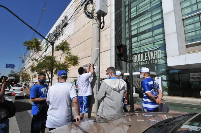 Manifestao de torcedores no Boulevard Corporate Tower, onde funciona a sede do Cruzeiro