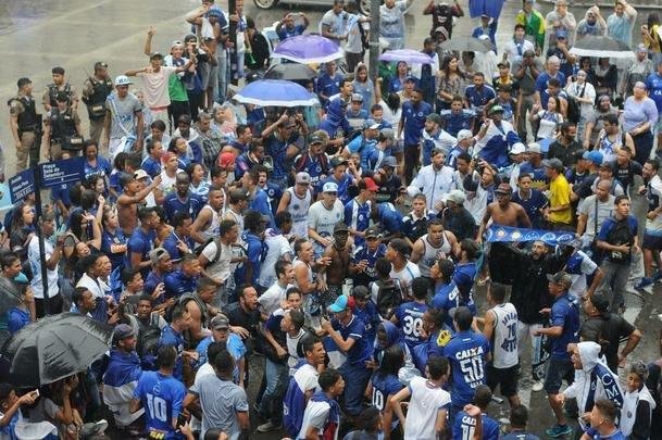 Com trio eltrico de jogadores e mais de 20 mil torcedores, Cruzeiro fez a festa na Praa Sete! Veja as melhores fotos