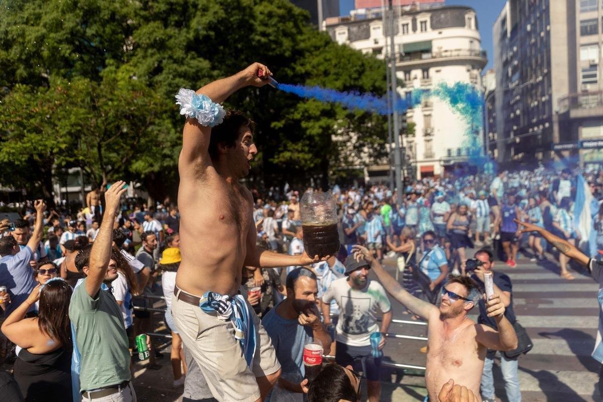 Multido festeja, no Centro de Buenos Aires, o tri mundial da Argentina conquistado na Copa do Catar