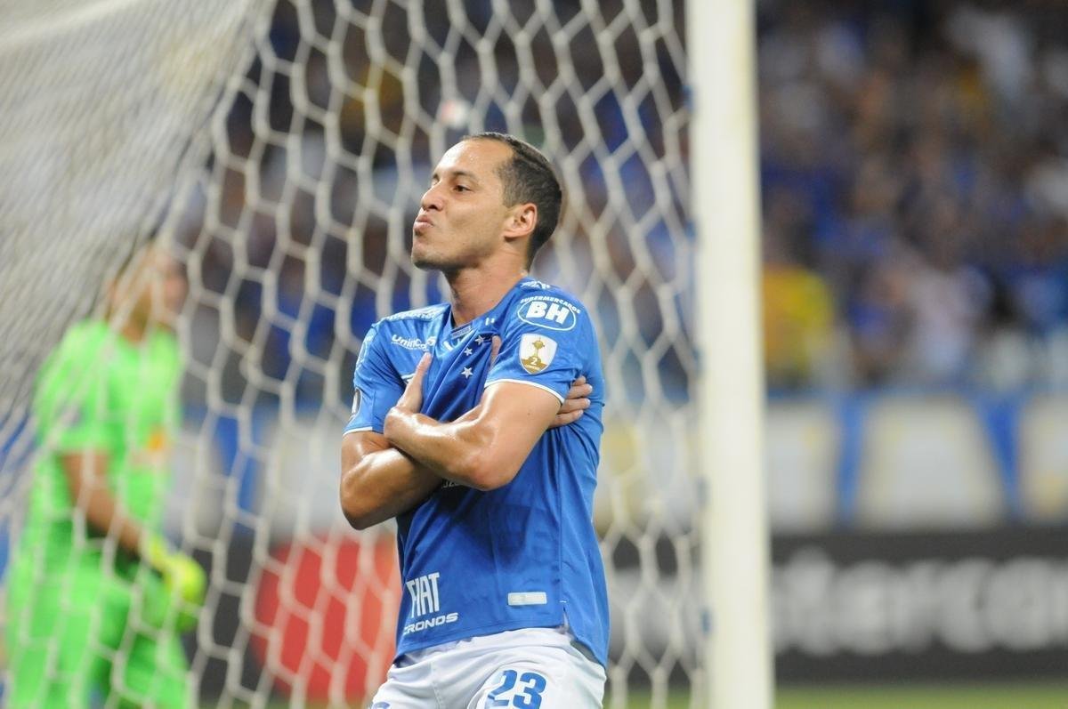 Fotos do jogos entre Cruzeiro e Deportivo Lara no Mineiro