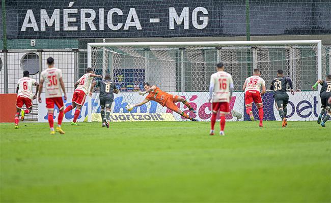 Matheus Cavichioli defendeu cobrança de Alan Patrick