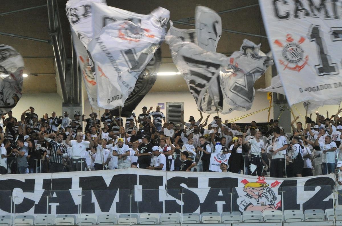 Imagens das torcidas de Cruzeiro e Corinthians no Mineiro