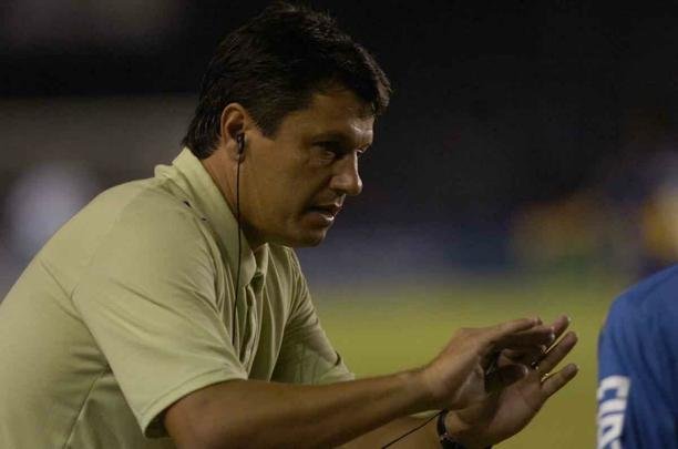 Adilson Batista (16/03/1968) - estabeleceu no Cruzeiro o melhor trabalho na carreira de treinador, com dois ttulos estaduais (2008 e 2009), um terceiro lugar no Brasileiro (2008) e um vice-campeonato na Copa Libertadores (2009). Em 170 jogos, obteve 97 vitrias, 34 empates e 39 derrotas, com 324 gols marcados e 193 sofridos. Aps passagem pelo clube celeste, no conseguiu repetir o sucesso em outros clubes brasileiros e ficou fora do mercado durante quase trs anos, at ser contratado pelo Amrica, em julho de 2018. No Coelho, Adilson conduz bem o time: em 11 jogos, registrou quatro vitrias, quatro empates e trs derrotas. A equipe americana est em 12 lugar na Srie A, com 30 pontos.