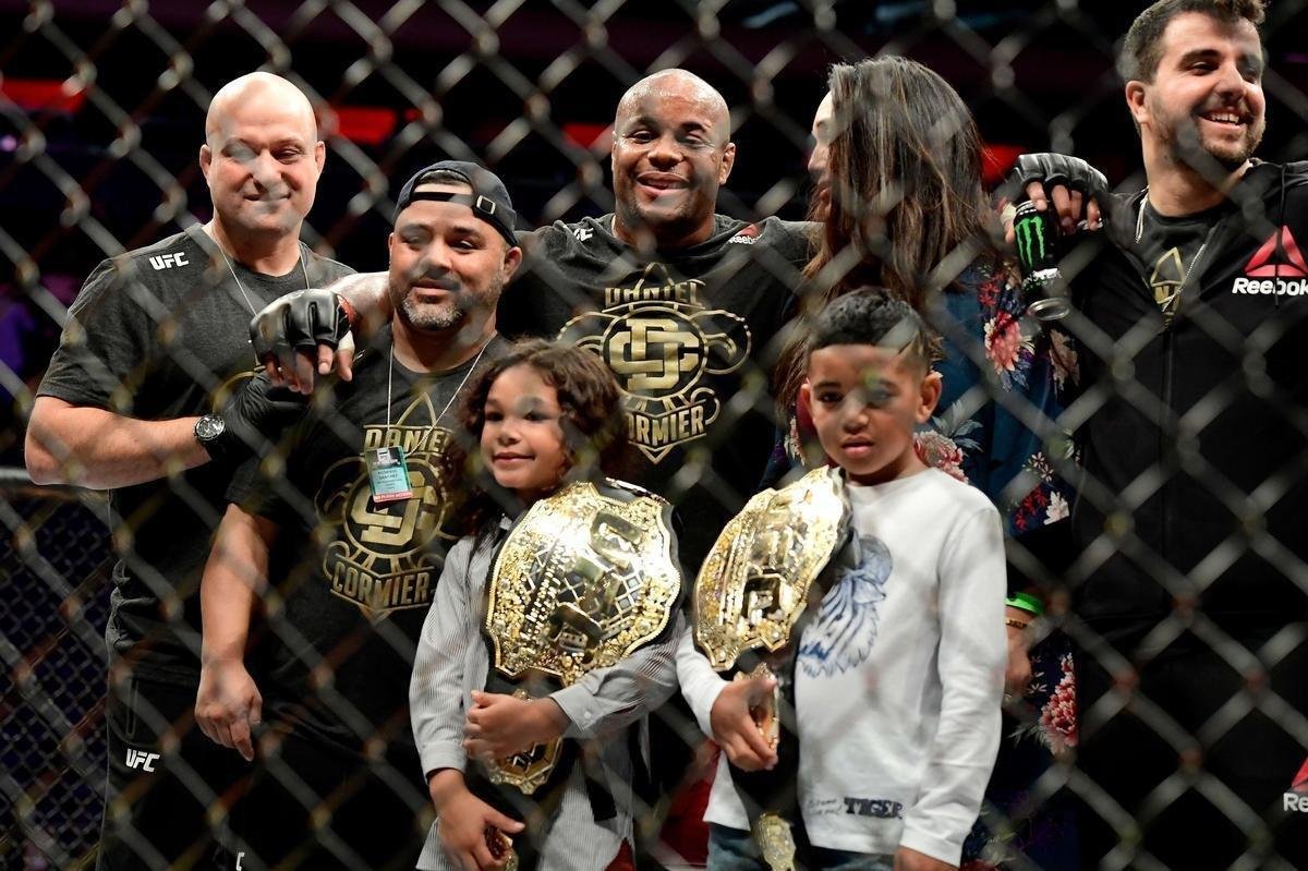Daniel Cormier venceu Derrick Lewis por finalizao e manteve cinturo dos pesados