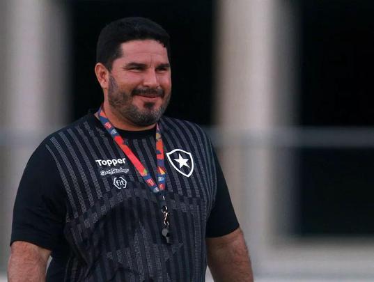 O Coritiba anunciou a contratação do técnico Eduardo Barroca, que estava no Atlético-GO