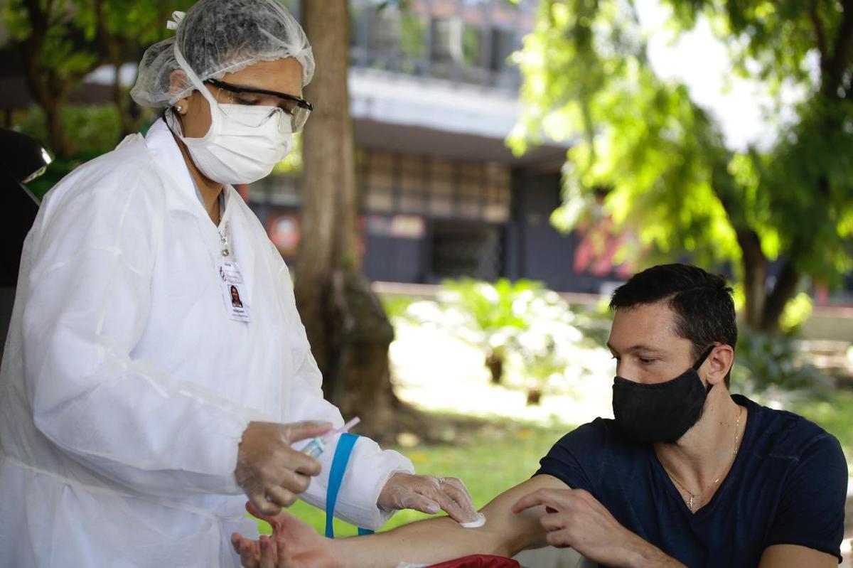 Iniciando o processo de retorno às atividades, o Sport realiza na manhã desta quinta-feira, na Ilha do Retiro. a testagem em todo o corpo de profissionais que terão acesso ao CT. Serão 93 exames da Covid-19 para jogadores, comissão técnica, funcionários e staff.
