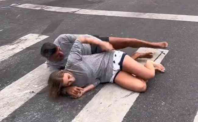 Fernanda Colombo e Sandro Meira Ricci se arrastaram de pijama na rua