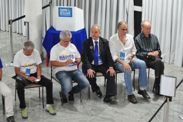 Wagner Pires de S venceu eleio com 235 votos e  o novo presidente do Cruzeiro. Ele comendar o clube no trinio 2018, 2019 e 2020. Srgio Santos Rodrigues, apoiado por Zez Perrella, ficou com 200 votos no pleito.