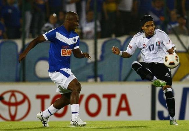 Gilberto marcou gol contra o Once Caldas, nas oitavas de final da Libertadores, mas tento foi mal anulado pela arbitragem e o Cruzeiro foi eliminado
