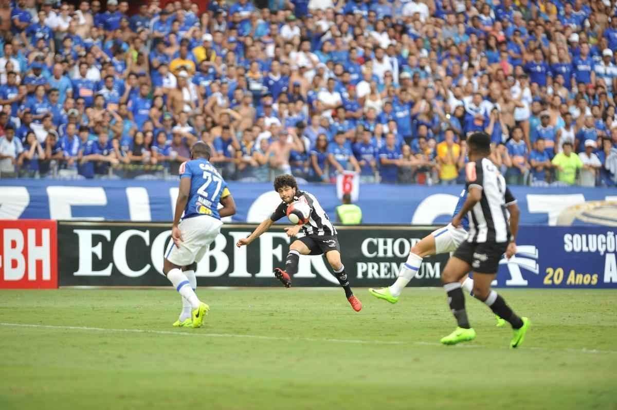 No segundo tempo, jogo ficou mais tenso. Arrascaeta fez 2 a 0 para o Cruzeiro, e Elias diminuiu para o Galo