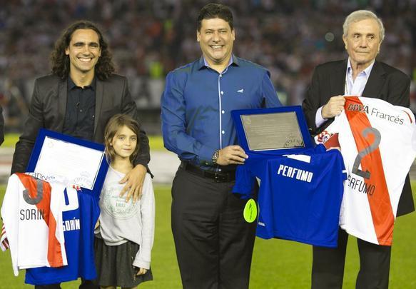 Sorn e Perfumo receberam homenagens de River Plate e Cruzeiro no Monumental de Nez