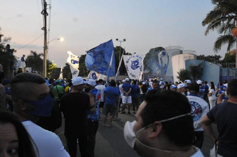 Torcedores do Cruzeiro cobram renúncia de Sérgio Rodrigues