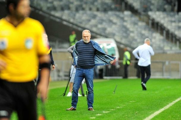 As reaes da torcida do Cruzeiro e do tcnico Mano Menezes com mais uma derrota do Cruzeiro no Campeonato Brasileiro. Neste sbado, time celeste foi batido pelo Athletico-PR por 2 a 0, com gols de Jonathan e Bruno Guimares